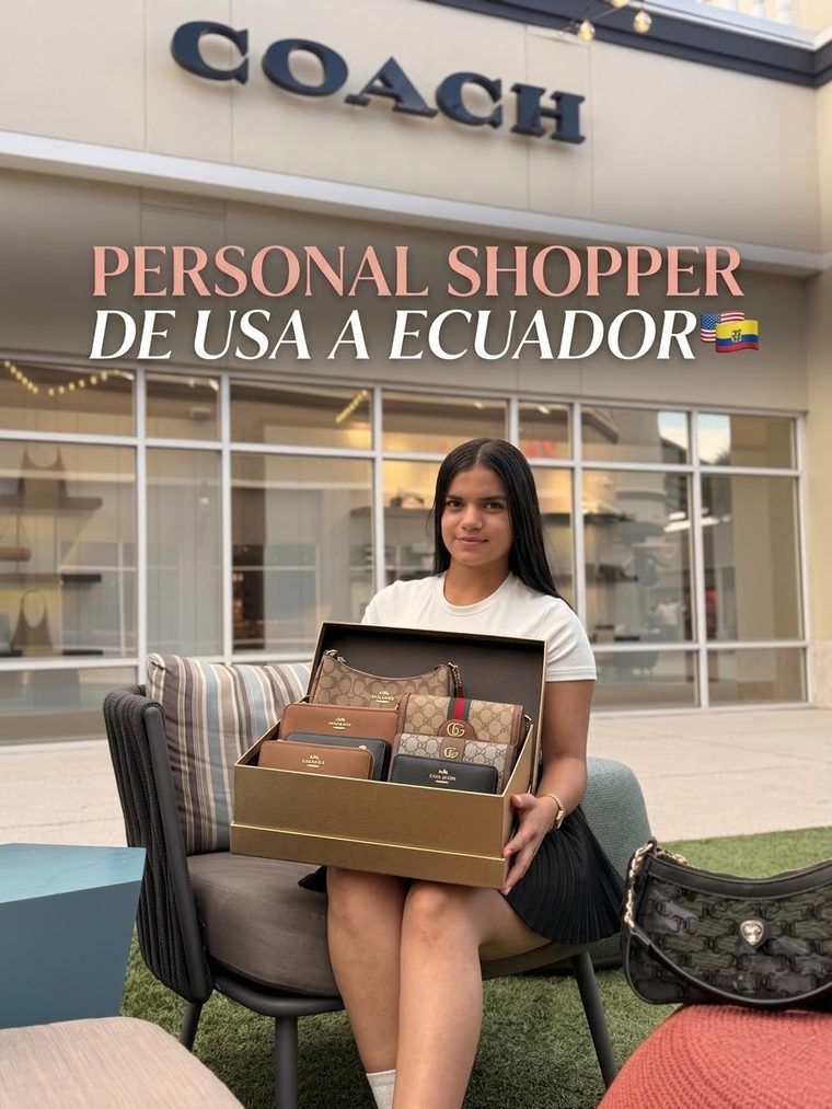 Bel en un outlet de Coach con una caja de carteras y billeteras